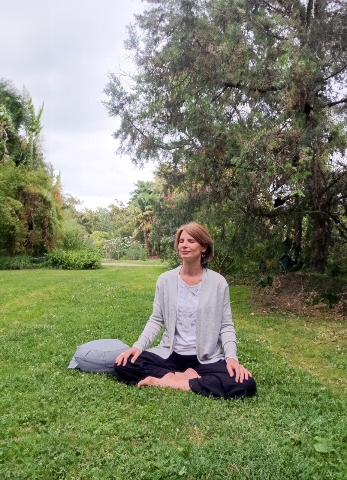 Claire Baeteman en méditation individuelle dans un parc à Tours, moment de recentrage et de clarté intérieure